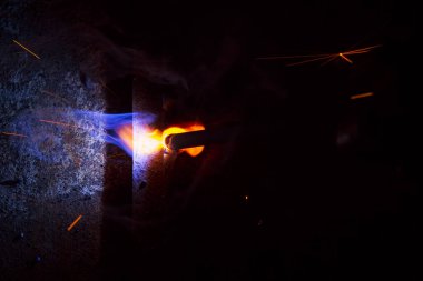 Dumanlı kaynak metali kıvılcımları