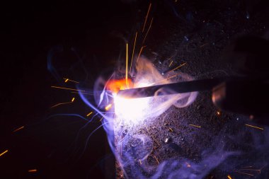 Dumanlı kaynak metali kıvılcımları