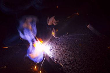 Dumanlı kaynak metali kıvılcımları