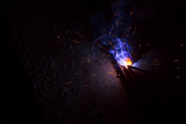 Dumanlı kaynak metali kıvılcımları