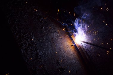 Dumanlı kaynak metali kıvılcımları