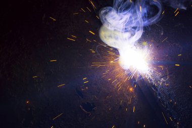 Dumanlı kaynak metali kıvılcımları