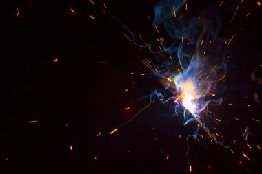 Dumanlı kaynak metali kıvılcımları