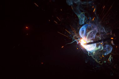 Dumanlı kaynak metali kıvılcımları