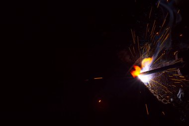 Dumanlı kaynak metali kıvılcımları