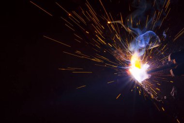 Dumanlı kaynak metali kıvılcımları