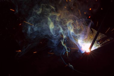Dumanlı kaynak metali kıvılcımları