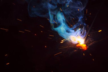 Dumanlı kaynak metali kıvılcımları