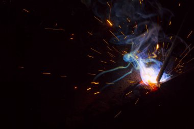 Dumanlı kaynak metali kıvılcımları