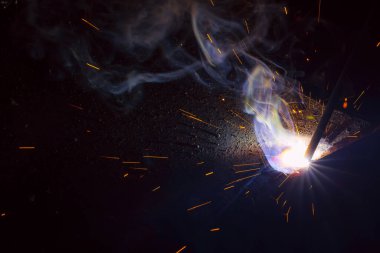 Dumanlı kaynak metali kıvılcımları