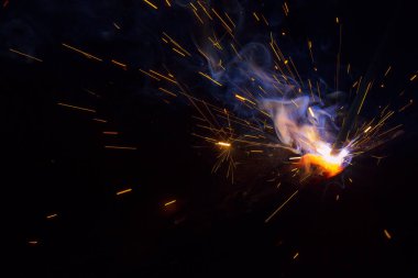 Dumanlı kaynak metali kıvılcımları