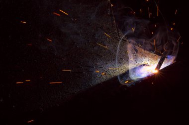 Dumanlı kaynak metali kıvılcımları