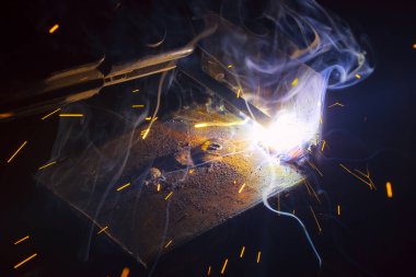 Dumanlı kaynak metali kıvılcımları