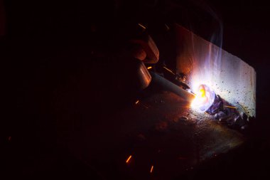 Dumanlı kaynak metali kıvılcımları