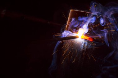 Dumanlı kaynak metali kıvılcımları