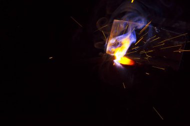 Dumanlı kaynak metali kıvılcımları