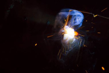 Dumanlı kaynak metali kıvılcımları