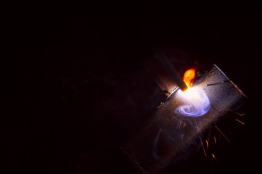 Dumanlı kaynak metali kıvılcımları