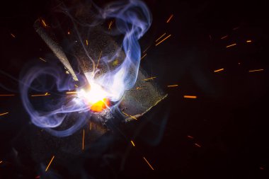 Dumanlı kaynak metali kıvılcımları