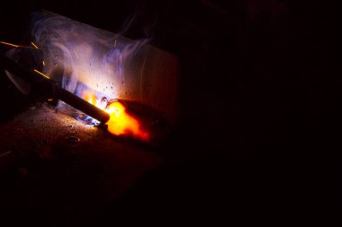 Dumanlı kaynak metali kıvılcımları