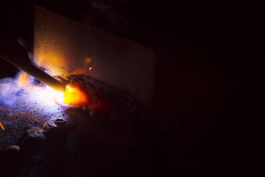 Dumanlı kaynak metali kıvılcımları