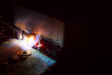 Dumanlı kaynak metali kıvılcımları