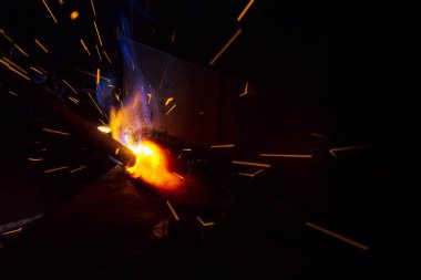 Dumanlı kaynak metali kıvılcımları