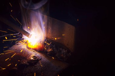 Dumanlı kaynak metali kıvılcımları