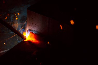 Dumanlı kaynak metali kıvılcımları