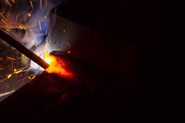 Dumanlı kaynak metali kıvılcımları