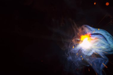 Dumanlı kaynak metali kıvılcımları