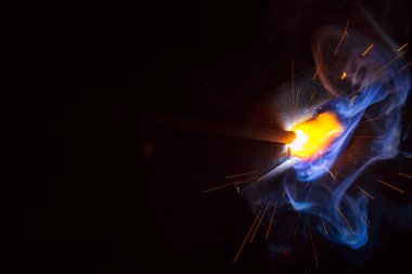 Dumanlı kaynak metali kıvılcımları