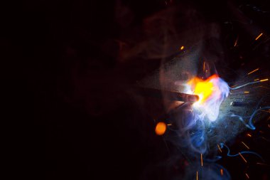 Dumanlı kaynak metali kıvılcımları