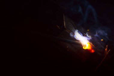 Dumanlı kaynak metali kıvılcımları