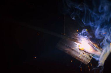 Dumanlı kaynak metali kıvılcımları