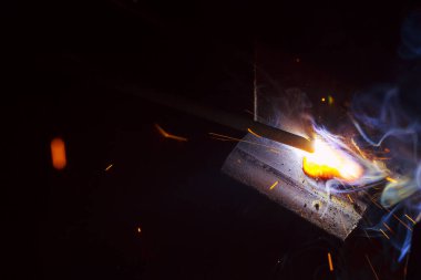 Dumanlı kaynak metali kıvılcımları