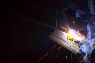 Dumanlı kaynak metali kıvılcımları