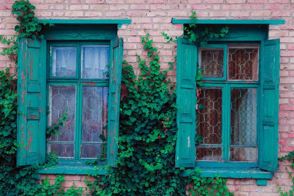 Altes Holzfenster Mit Grüner Wand — Stockfoto