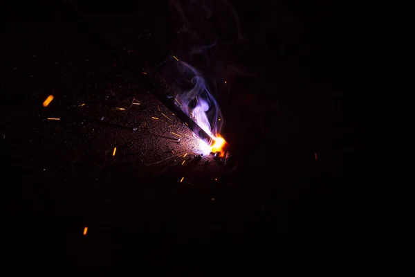 Chispas Fuego Con Llamas Ardientes Sobre Fondo Negro — Foto de Stock