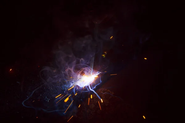 Feuerfunken Mit Brennender Wunderkerze Auf Dunklem Hintergrund — Stockfoto
