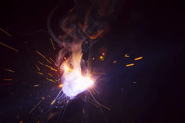 Пылающий Огонь Темном Фоне — стоковое фото