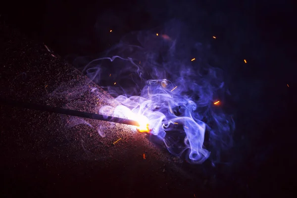 用烟雾焊接金属的火花 — 图库照片