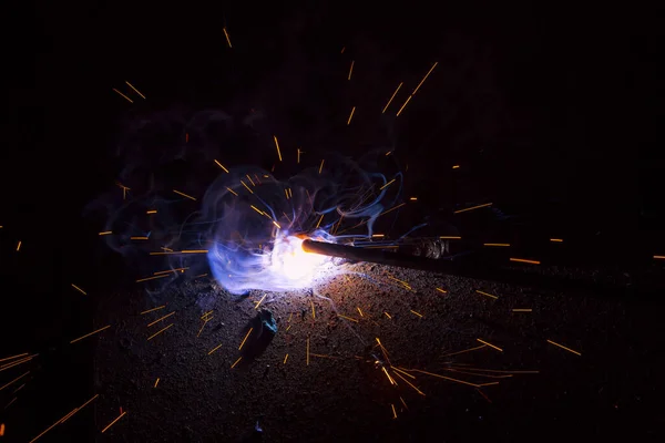 Dumanlı Kaynak Metali Kıvılcımları — Stok fotoğraf