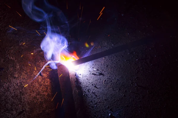 煙で金属を溶接する火花 — ストック写真