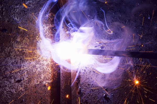 用烟雾焊接金属的火花 — 图库照片