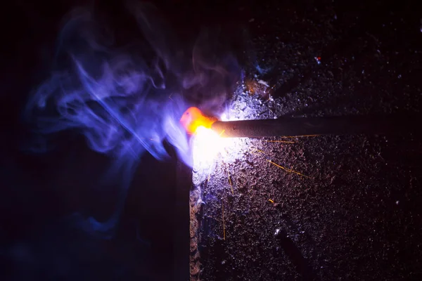 Искры Сварочного Металла Дымом — стоковое фото
