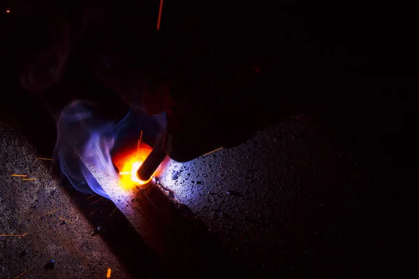 Искры Сварочного Металла Дымом — стоковое фото