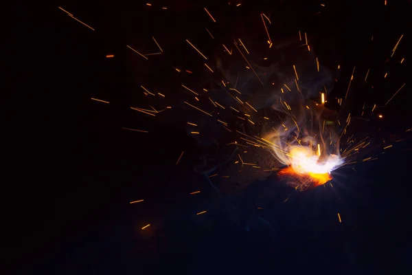 Dumanlı kaynak metali kıvılcımları