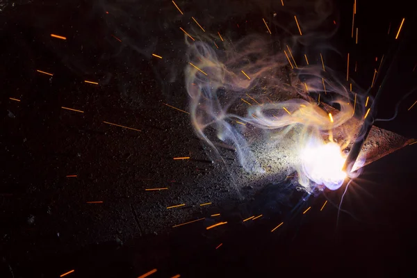 煙で金属を溶接する火花 — ストック写真