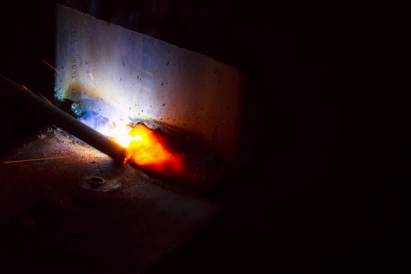 煙で金属を溶接する火花 — ストック写真